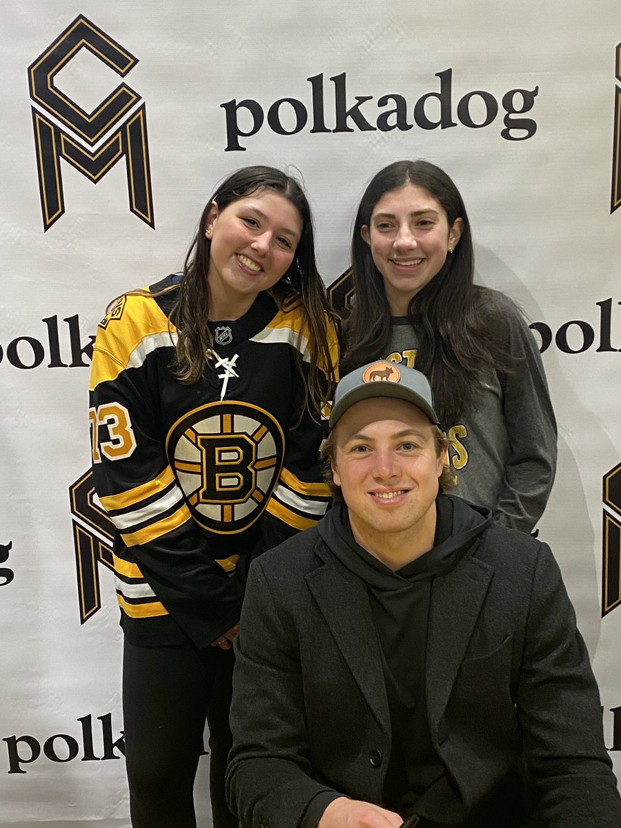 GloverElem17's tweet photo. Amelia got to meet her B’s idol and we bumped into Charlie Coyle walking his dog @polkadogtreats @CMcAvoy44 @CharlieCoyle_3  Such great guys! https://t.co/VFz1wChtgp