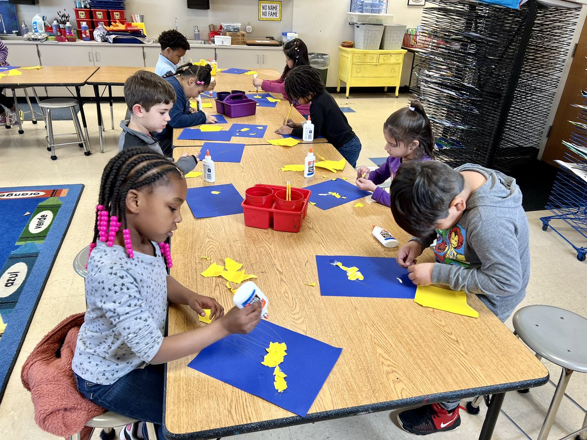 Kindergarten (Room K1) working on fine motor skills by tearing colored paper to build the body of their giraffes Giraffes Can’t Dance was our inspiration.  We read the story &amp; we used simple shapes to draw our giraffes.  #arteducation 🦒🦒<a href="/eastridgeelemen/">eastridge elementary</a> <a href="/msdwarren/">MSD of Warren Township</a> #WarrenWill