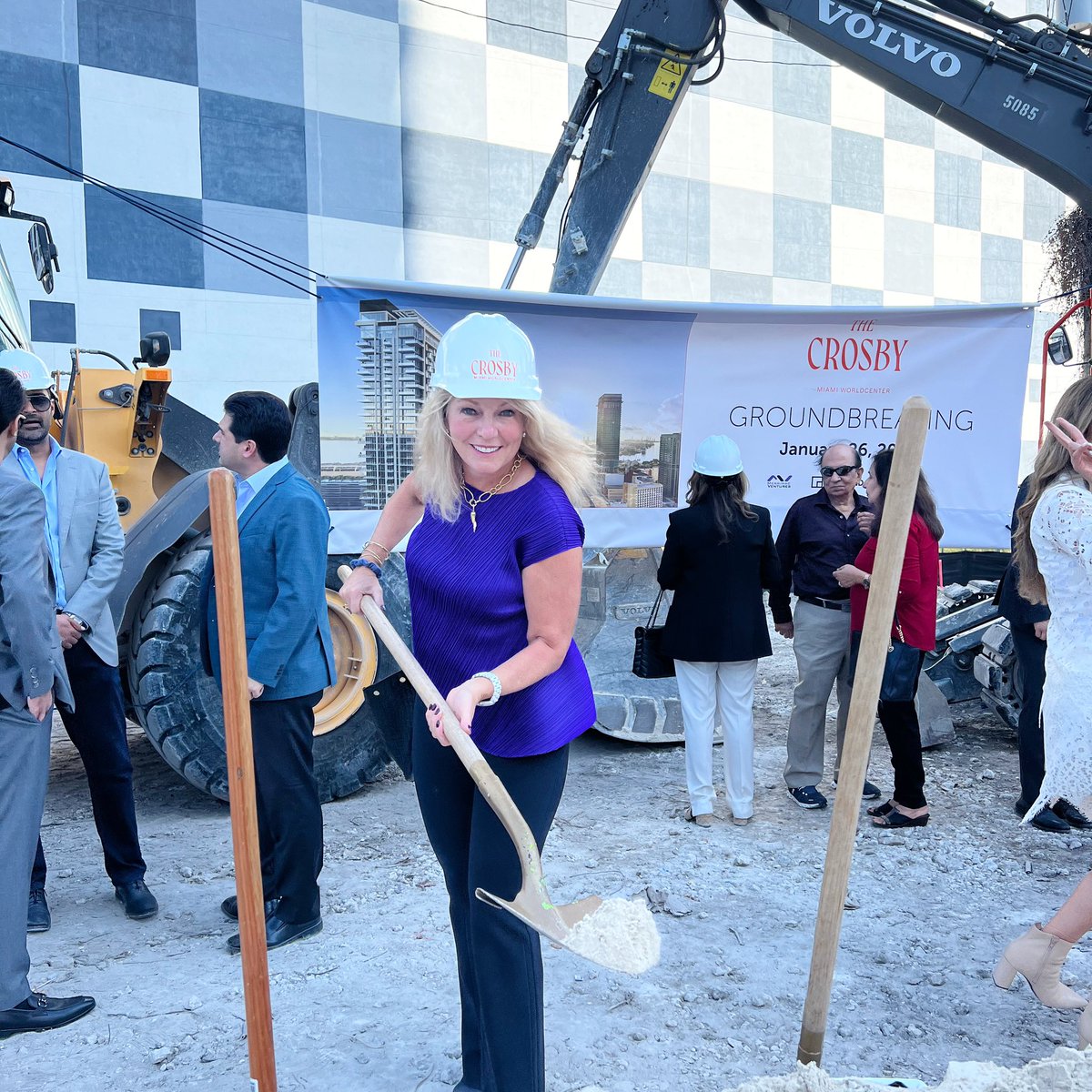 When your client sends you a picture from her first ever groundbreaking celebration 🤩

Her excitement made me so happy 😊 She bought her first unit for investment along with her daughter #motherdaughterteam 🥰

I highlight it today as a celebration of #internationalwomensday 🙌🏻