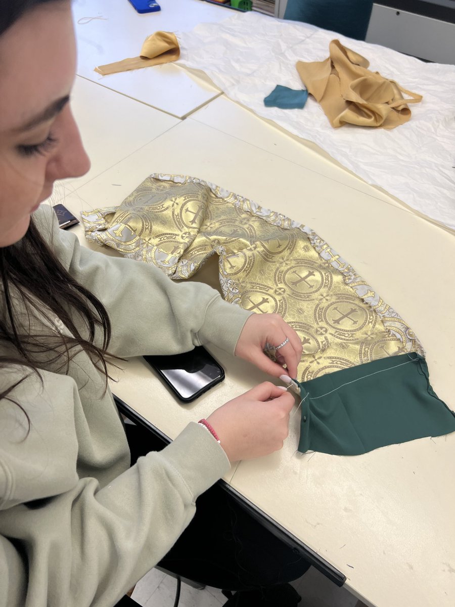 Fashionpob1's tweet photo. Fashion II @POBJFK finishing up their MET GALA design.  @BWileyPOB @POBSchools https://t.co/E488YQYlaQ