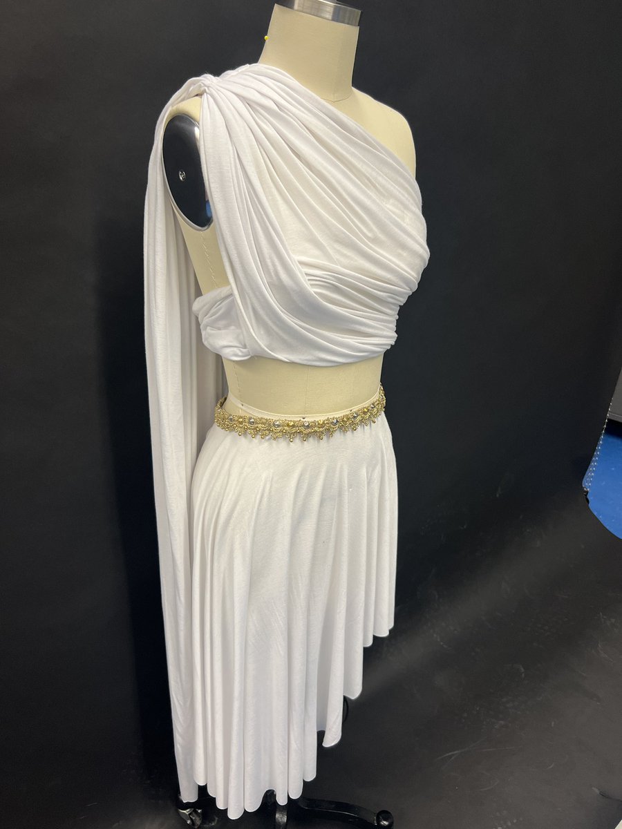 Fashionpob1's tweet photo. Fashion II @POBJFK finishing up their MET GALA design.  @BWileyPOB @POBSchools https://t.co/E488YQYlaQ
