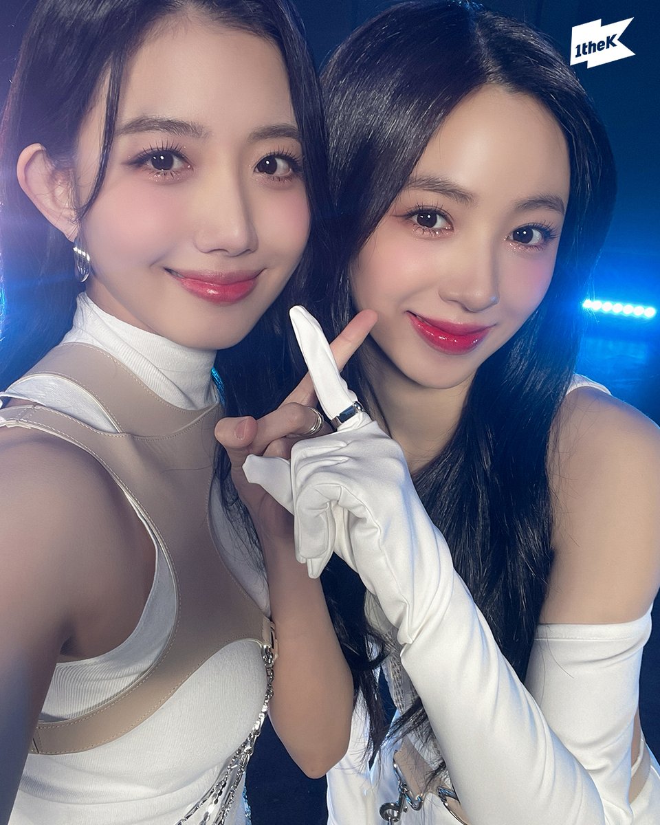 1theK's tweet photo. #체리블렛 은 눈을 깜빡이지 않아👀 온 세상이 #CherryBullet 을 위해 어두워질 뿐🌌✨
#POW #스페셜클립 @cherrybullet

#SpecialClip 보러 가기 👉 https://t.co/MM4lWpVZyn https://t.co/lLAOmJvYxI