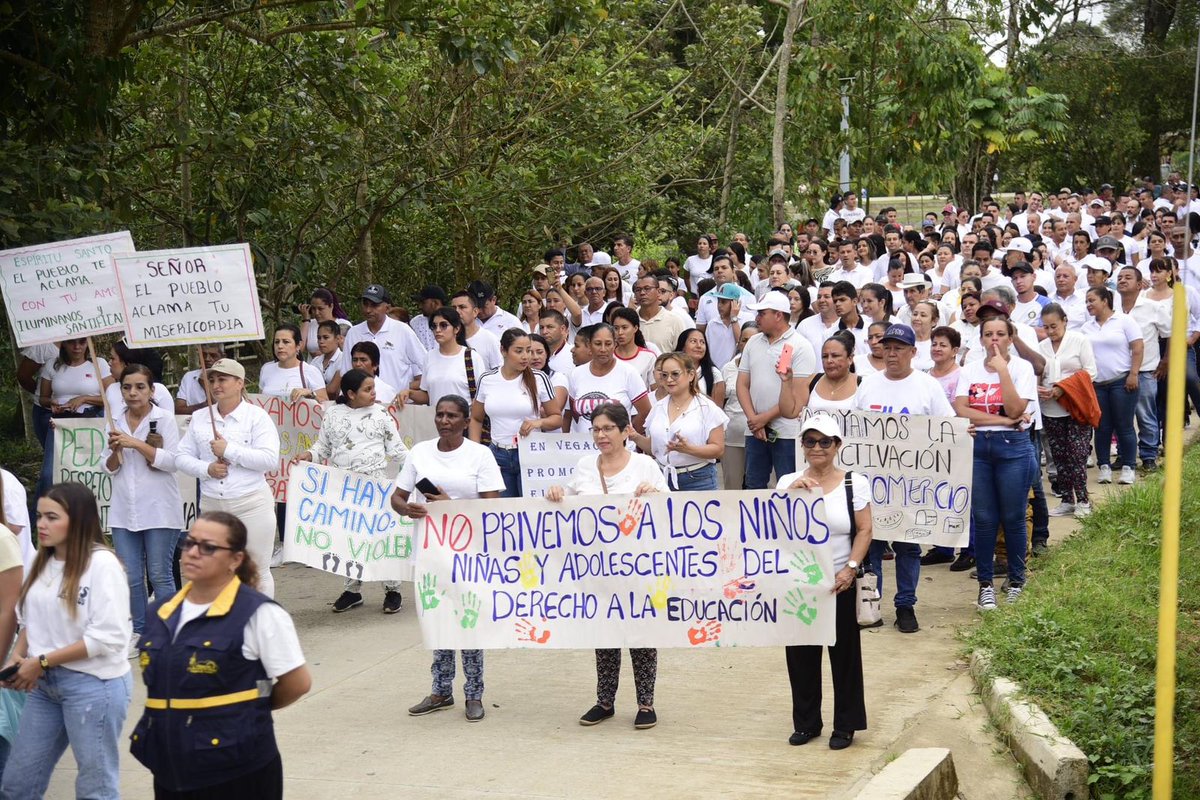 anibalgaviria's tweet photo. Nutridas manifestaciones pacíficas de la ciudadanía para exigir respeto, diálogo y caminos de entendimiento en diversos lugares del Nordeste y el Bajo Cauca nos llenan de ESPERANZA.

SÍ HAY UN CAMINO: LA NOVIOLENCIA. https://t.co/fcHOmD6AJ5