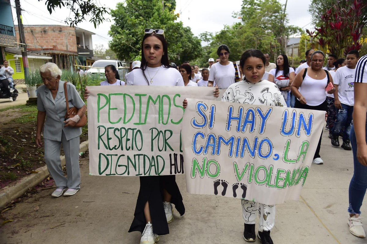 anibalgaviria's tweet photo. Nutridas manifestaciones pacíficas de la ciudadanía para exigir respeto, diálogo y caminos de entendimiento en diversos lugares del Nordeste y el Bajo Cauca nos llenan de ESPERANZA.

SÍ HAY UN CAMINO: LA NOVIOLENCIA. https://t.co/fcHOmD6AJ5