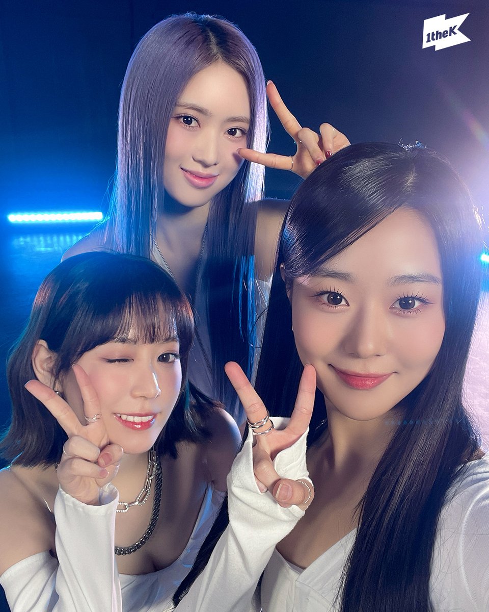 1theK's tweet photo. #체리블렛 은 눈을 깜빡이지 않아👀 온 세상이 #CherryBullet 을 위해 어두워질 뿐🌌✨
#POW #스페셜클립 @cherrybullet

#SpecialClip 보러 가기 👉 https://t.co/MM4lWpVZyn https://t.co/lLAOmJvYxI