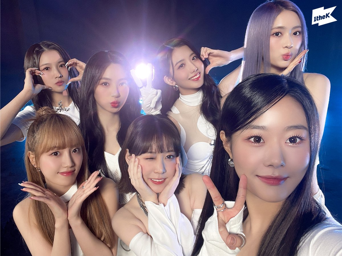 1theK's tweet photo. #체리블렛 은 눈을 깜빡이지 않아👀 온 세상이 #CherryBullet 을 위해 어두워질 뿐🌌✨
#POW #스페셜클립 @cherrybullet

#SpecialClip 보러 가기 👉 https://t.co/MM4lWpVZyn https://t.co/lLAOmJvYxI