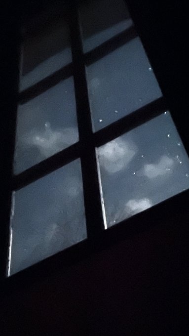 纱窗上挂着的雨珠，被月亮照成了一窗星光 https://t.co/ISKXmwDirn<a href="/tag/houseelf"class="tags"><span>#houseelf</span></a><a href="/tag/hogwartslegacy"class="tags"><span>#hogwartslegacy</span></a>