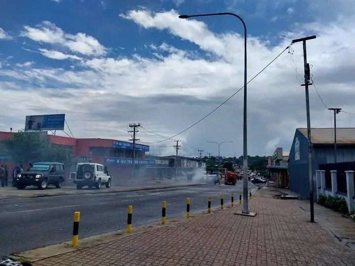 tambijr_4rmPNG's tweet photo. People avoid 5mile way up to Boroko, Army kukim AR Security Service car front lo TST..
This road is closed..

📷 Clint Horn https://t.co/dKsm8rxiOg