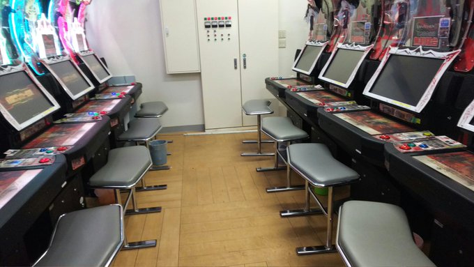 ロードオブヴァーミリオン(画像は4の筐体)スクエニ君のアケゲーで1からやっててどのシリーズも楽しかったのに、4稼働終了か