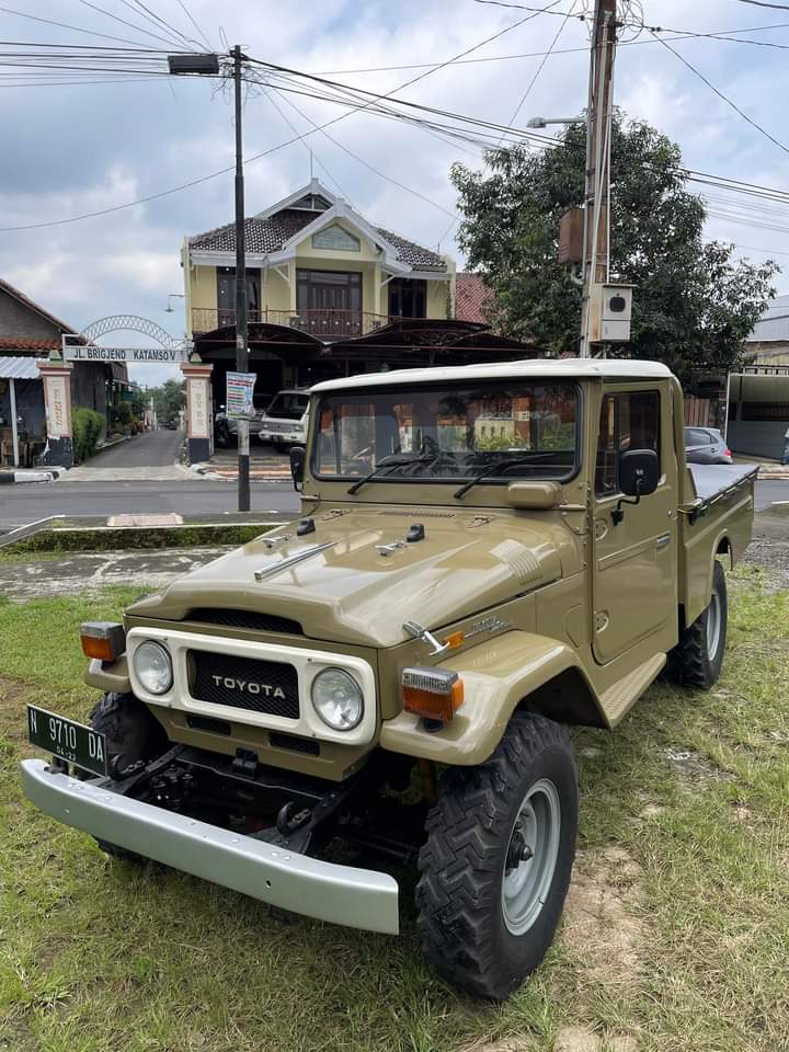 Suka Mobil Tua tweet media