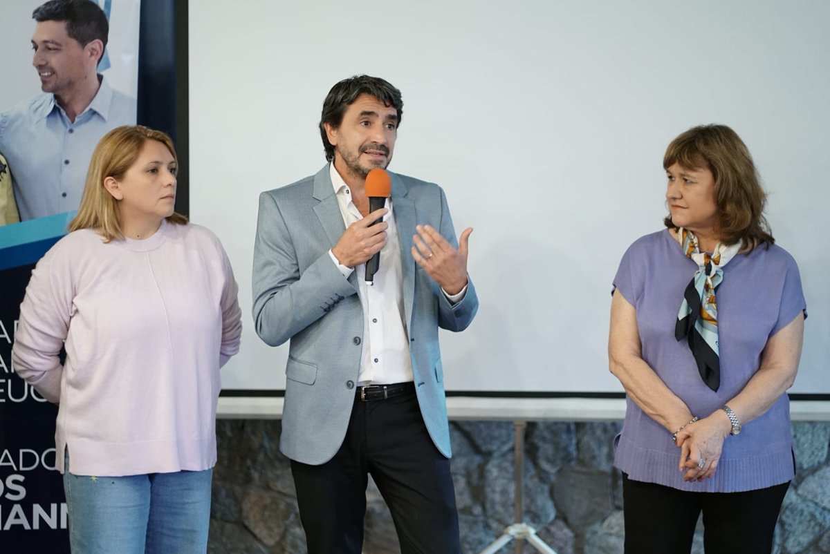 CCeneu's tweet photo. La escucha activa nos permite comprender claramente y en su totalidad las necesidades de los neuquinos y neuquinas. La sociedad es dinámica y dinámicas deben ser las políticas públicas 🫂
Muchas gracias #SanMartindelosAndes
@marcoskoopm @AnaPechenOk
#HayFuturo https://t.co/lfoPuedyZm