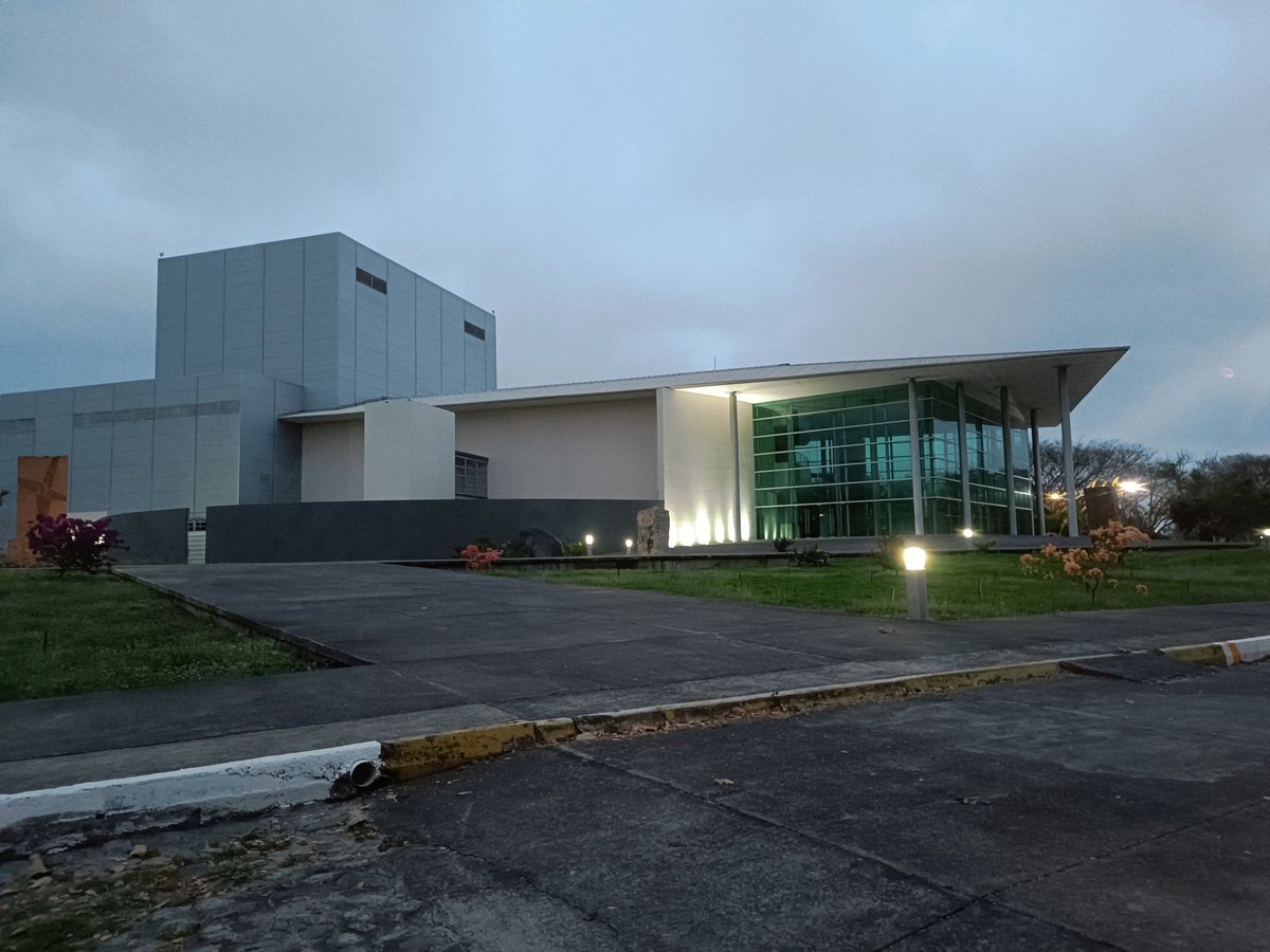 Ah, las vueltas de la vida.
Hoy regresé a este templo. Pasé la tarde tras bambalinas, entre luces, vestuario, dramaturgias y salones de ensayo.
Regresé, pero no para dejar la vida en el escenario, como antes, sino para sentarme en la silla del productor.