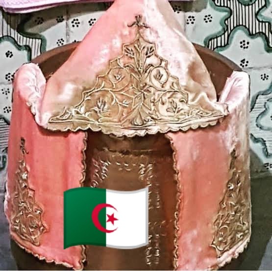 The banika is part of the Algerian heritage... It is found in all parts of Algeria, and its embroideries and fabrics differ in different regions -
#التراث_جزائري_خط_احمر 
#التراث_جزائري 
#الحايك_الجزائري 
#المغرب_تنهب_الحايك_الجزائري 
#المغرب_مملكة_التلوين