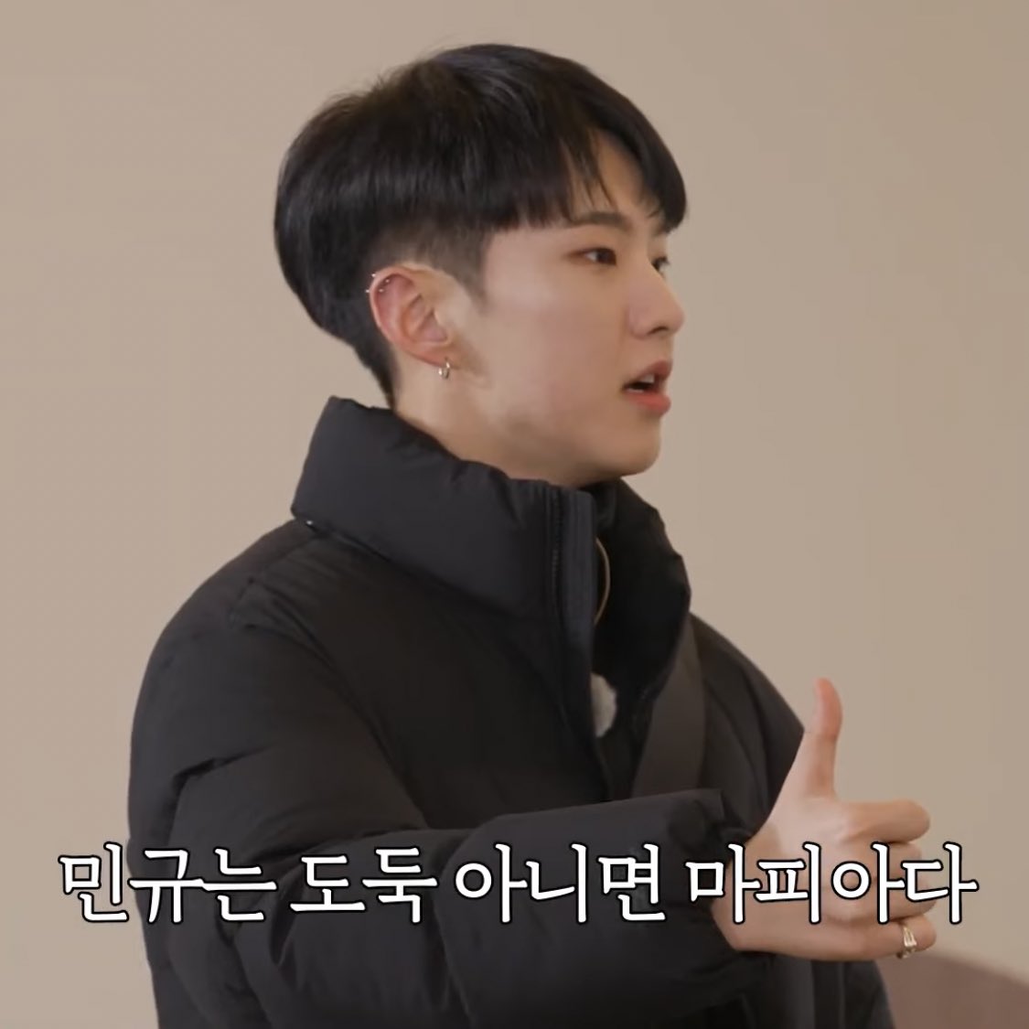 Ini moment dimana di otak dia connecting dots,
"Tadi bang han bilang gyu punya peran"
"Kalo bang han bener dokter, berarti gyu polisi"
"Tapi kwan polisi"
"Mingyu bilang 'oke seungkwan polisi, kan bisa jd gw pencuri"
"Laah .. gw kan pencuri .."