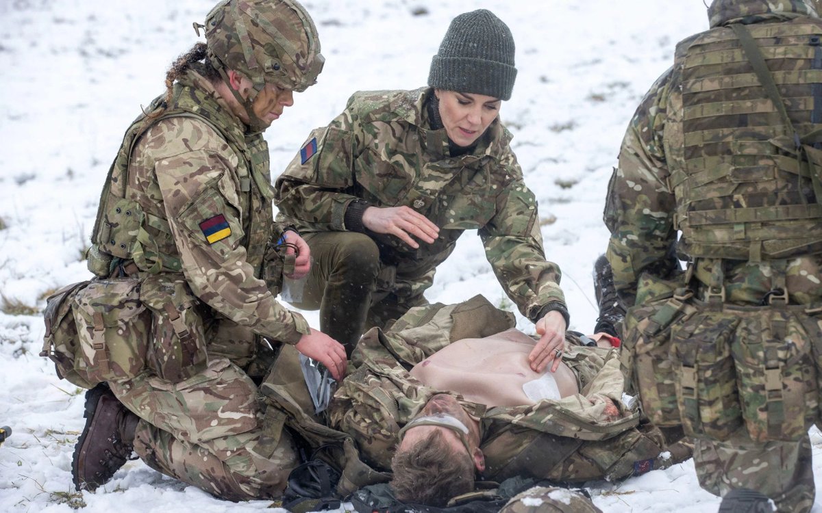 BrutusMaximusX's tweet photo. #POW #PrincessCatherine #PrincessOfWales #CombatChic #BritishArmy
Colonel of the Irish Guards,
Princess of Wales braved freezing temperatures & snow to help give first aid to a "wounded soldiers" as part of a training exercise 🏴🇬🇧
AND If i may be so bold Catherine looked Amazing https://t.co/yUACCYBB2N