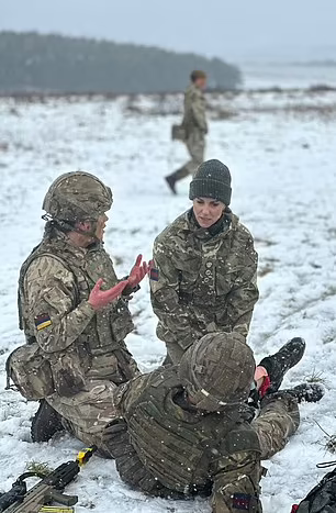 BrutusMaximusX's tweet photo. #POW #PrincessCatherine #PrincessOfWales #CombatChic #BritishArmy
Colonel of the Irish Guards,
Princess of Wales braved freezing temperatures & snow to help give first aid to a "wounded soldiers" as part of a training exercise 🏴🇬🇧
AND If i may be so bold Catherine looked Amazing https://t.co/yUACCYBB2N