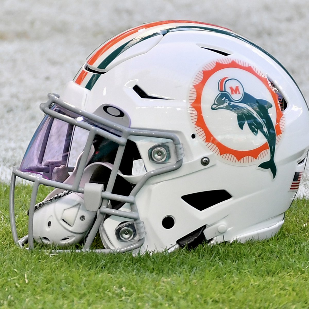 🚨 Vintage Helmet Showdown 🚨 Between the @AtlantaFalcons and @MiamiDolphins, the team with the better retro helmet was _______? RT: Dolphins Like: Falcons