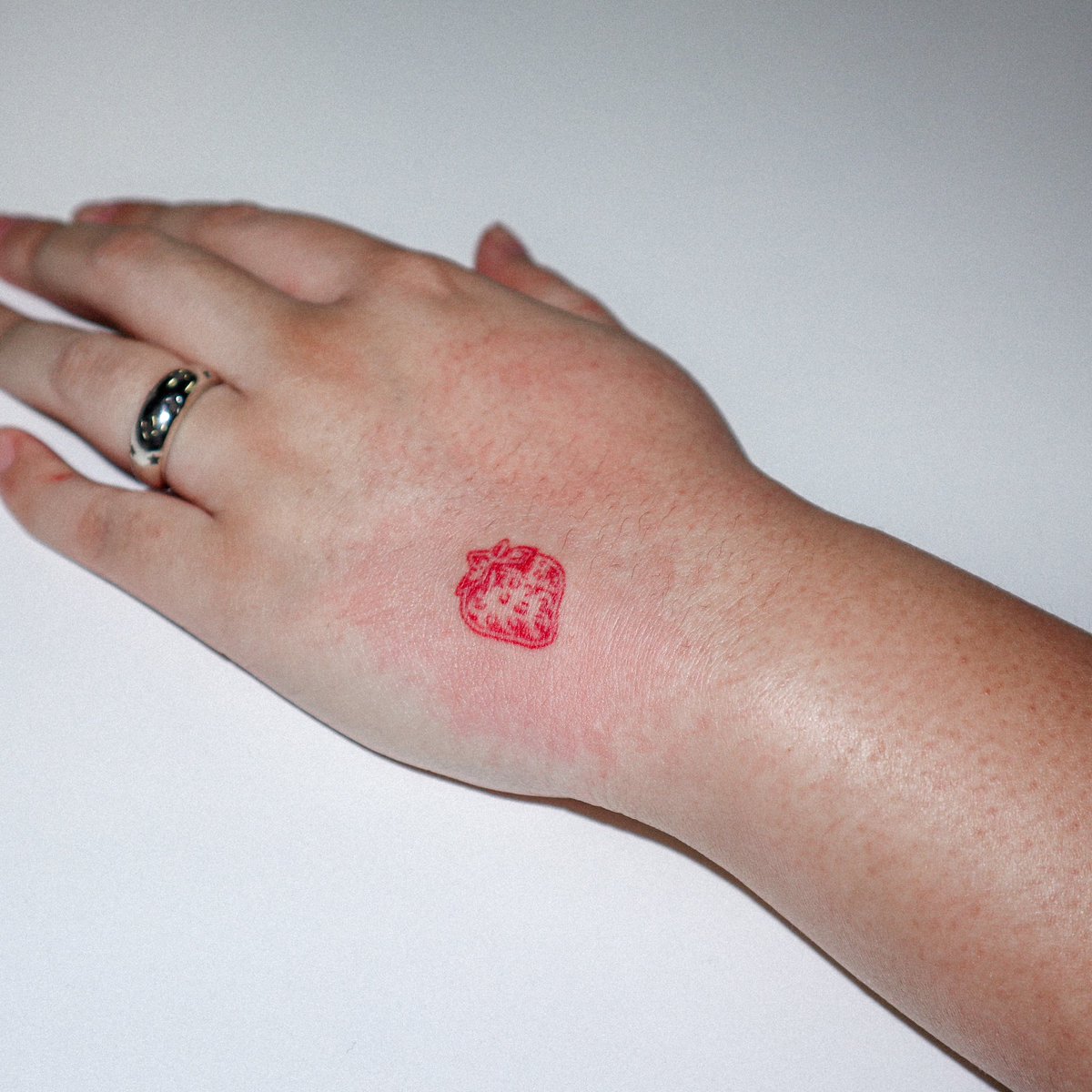 butcherssshop's tweet photo. 기염뽀짝 
쟈근딸기챰🍓

onlyhandpoked! https://t.co/wx5OTGLd2j