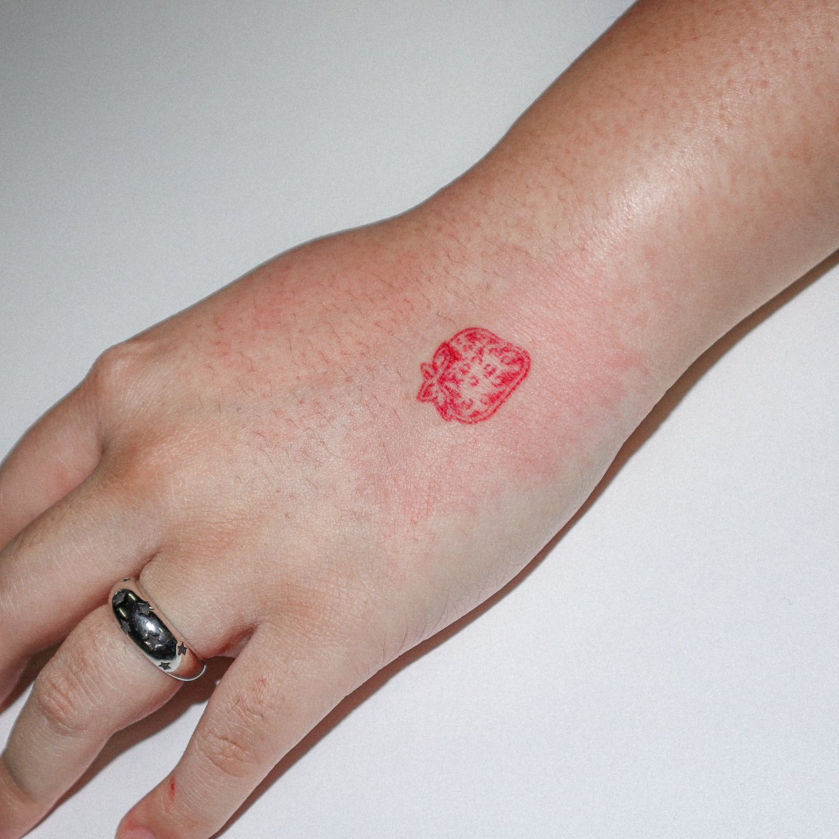 butcherssshop's tweet photo. 기염뽀짝 
쟈근딸기챰🍓

onlyhandpoked! https://t.co/wx5OTGLd2j