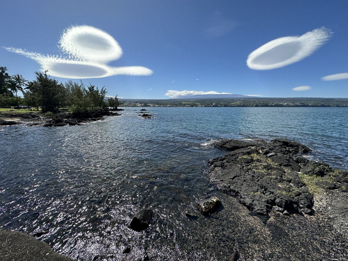 HawaiiScience's tweet image. Welcome to #Hawaii Island! The land of snowy mountains, azure skies, crystal waters, and trippy clouds 😬☁️☁️☁️

#HawaiiScience 

What kind of clouds are these @GuyHagi?

@HawaiiNewsNow