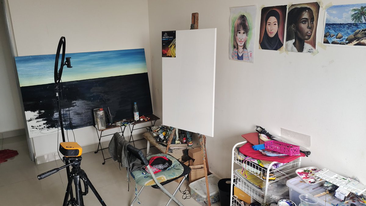Just completely rearranging my studio room .. Small room but it's fine for me to do my artwork.😊

#ArtistOnTwitter #Artists #artistlife #painter #artistproof