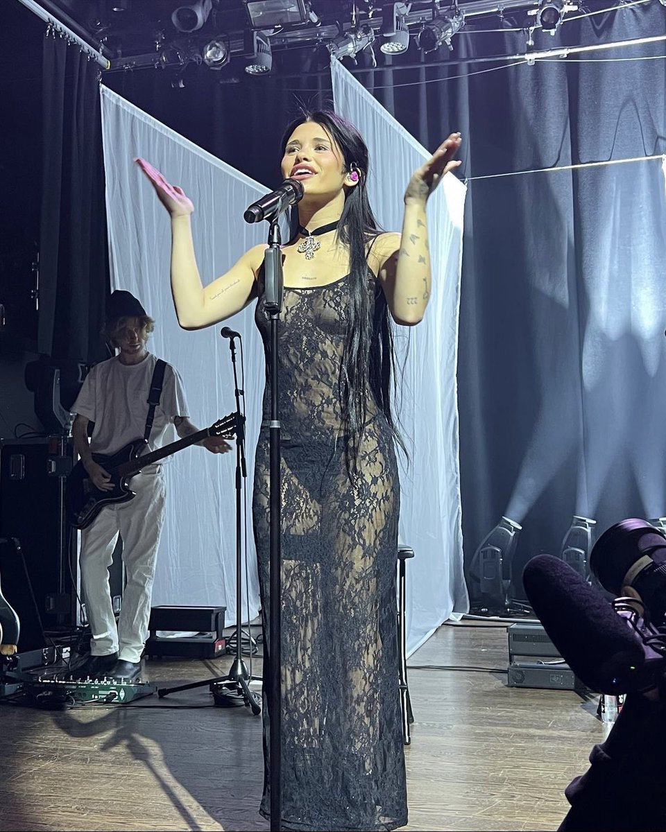 🚨 A ROUPA! Nessa no palco da #YoungForeverTour, em New York.