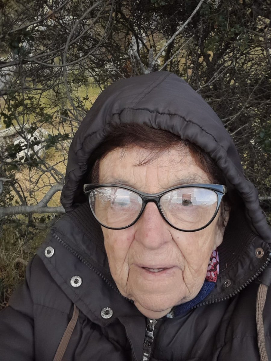 juancruzverdu's tweet photo. Mi abuela (84)  la viajera, cuando se fue a mochilear a europa en el 2021 conoció un inglés de 30 aprox que ahora la invitó junto a su novia a ushuaia con pasajes y estadía paga y me manda estas fotos.
Bonus track: aprendió a sacar selfies https://t.co/ZDhCSWscUj