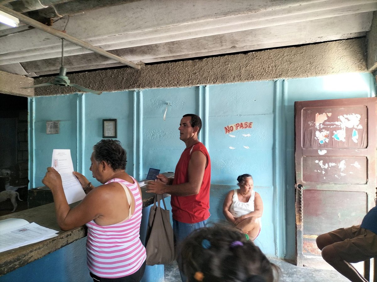 😉Y mientras los vecinos esperan en la bodega su turno para comprar la canasta familiar normada, nosotros aprovechamos el tiempo y les explicamos acerca de las elecciones que se aproximan. #Cuba #MejorEsPosible #SomosDelBarrio #CDRCuba