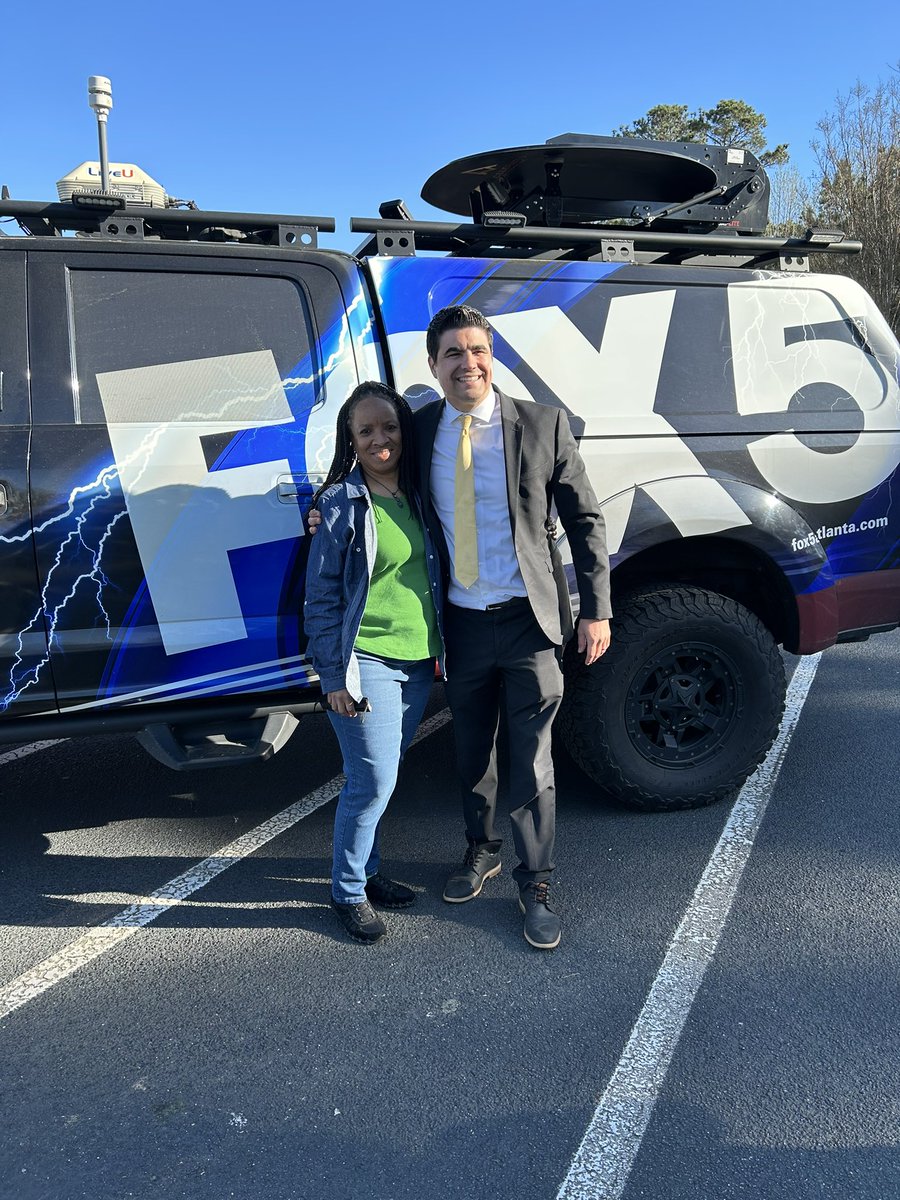 LSpencer64's tweet photo. @LOESPride Storm Chaser @RyanBeesleyFox5 visits Live Oak Elementary.      @DrTiffanyRicha1 @Samantha_Fuhrey https://t.co/vLz5SpjOIK