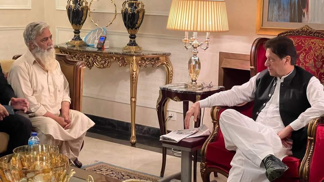 INSTANewsTv7's tweet photo. یہ کہاں کی انسانیت ہے جو گھر بلا کر تعزیت کی جا رہی ہے۔ https://t.co/61wBCfX4Dk
