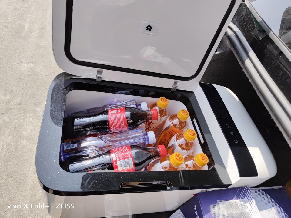 Will_Sundin's tweet photo. So the #NIO ET7 doesn’t have a fridge option like the new #ES8 but NIO does sell a smart fridge which can connect to the car and be controlled by the infotainment screen. 

Pretty dope

#NioET7 $NIO #NioLife https://t.co/VQ25MIQxCq