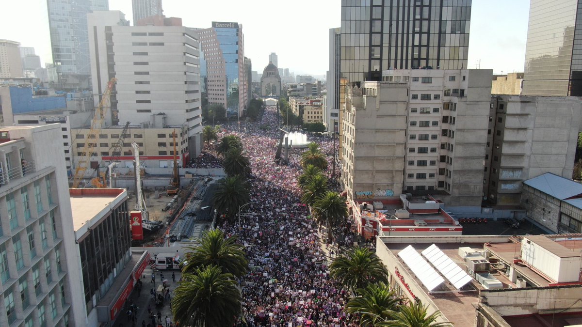 Milenio's tweet photo. Las calles de #CdMx se pintaron de morado, pero no por las jacarandas, si no por las miles de mujeres que salieron a protestar este #8DeMarzo #8M2023

Reportan que 90 mil mujeres tomaron las calles esta tarde durante la #Marcha8M 

(📸: Alejandro Ruiz) 
https://t.co/hdF5ZmAbHD https://t.co/Mz0Qc8oQlI