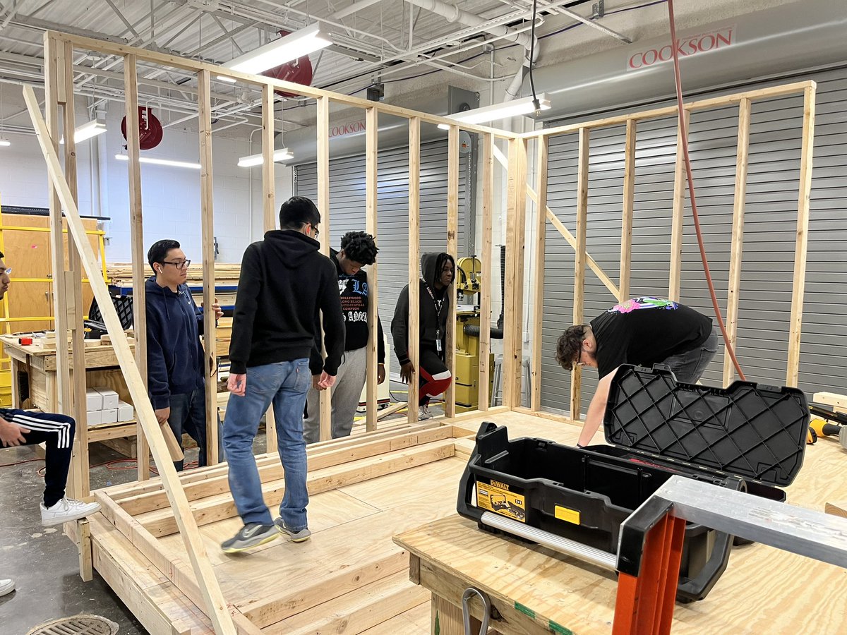 Wiley4Tech's tweet image. When you wander into a @LakeHighlandsHS Construction class just in time to witness these groups actively working on their tiny house build. @RISD_CTE @RichardsonISD