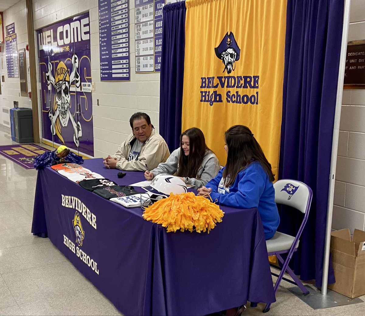 BHSBUCletics's tweet photo. Sign ‘em up!
📑🖋
Two nights in a row! Lady Bucs 🥎send another student to the next level!
Congrats Amber Wisely as you chose @UDubuqueSports as the next stop on your journey
Go Bucs!
🟣🟡🏴‍☠️🥎
#BUCPride
#BleedPurpleLiveGold https://t.co/SWpAcOcmKn