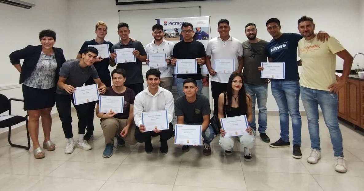 lavozdelneuquen's tweet photo. Programa de Formación de Oficios “Letín “ Cancio de Petrogas: se completaron 136 horas de capacitación  https://t.co/eiARt21Jgr
#programa #cutralco #oficios #cancio #petrogas https://t.co/dcIL5ugDYW