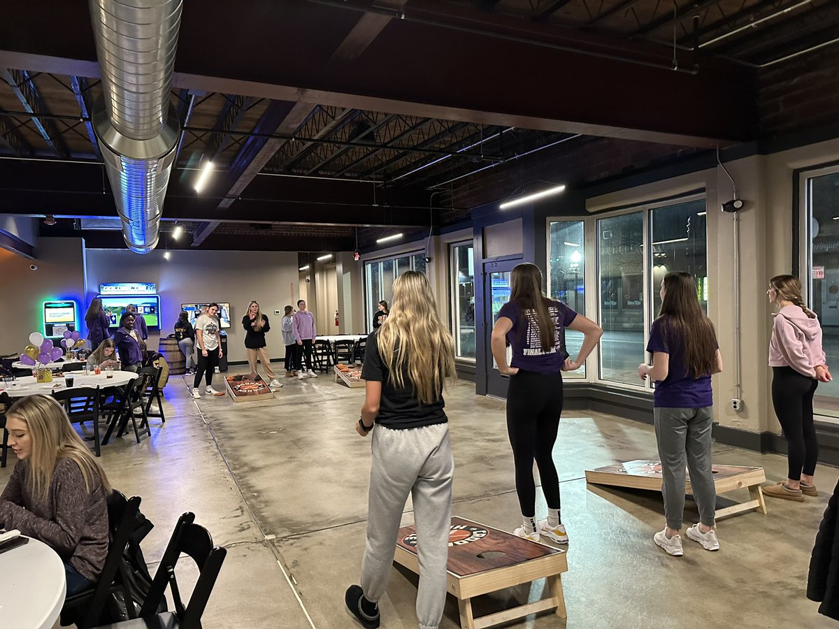 BHSGoldenBears's tweet photo. @BryanLadyBears1
Team Dinner at Crooked Handle Brewing in Piqua.
Thank you to Chris Mays and his staff for taking care of our meal tonight. #BryanBuilt #DMGB #GOldenBEARS
๐ปโฌ๏ธ #OneTeamOneTeam https://t.co/uP1ObqAqra