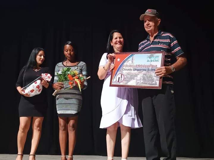 ✨Sesión Solemne de la Asamblea Municipal del Poder Popular celebrando los 195 años de la ciudad de Cárdenas
Se entrega Títulos Honoríficos. Hijos adoptivos e Hijos ilustres reciben sus reconocimientos.
#CardenasEnVictoria #Matanzas <a href="/AsambleaCuba/">Asamblea Nacional Cuba</a> #GobMtz #MatancerosEnVictoria