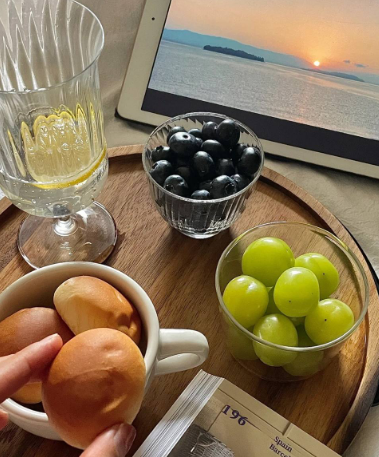 uczesany's tweet photo. Enjoy reading, enjoy fruit, enjoy a good life https://t.co/UEbJCzaFKQ
