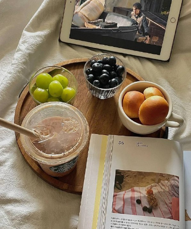 uczesany's tweet photo. Enjoy reading, enjoy fruit, enjoy a good life https://t.co/UEbJCzaFKQ
