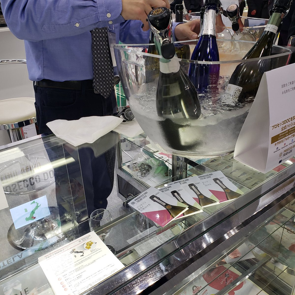 HabitsChikako's tweet image. おはようございます☀️移動中。Ⓜ️🚇中。物凄く暖かい日です。(すでに半袖です。)本日もFOODEX JAPAN です。イタリア🇮🇹ブースよりプロセッコです。物凄い数です。170社出展！ eatingstyle.jp/itala-foodx-ja… #イタリア🇮🇹 #Italy #PROSECCODOC #FOODEXJAPAN #Food #Foodie