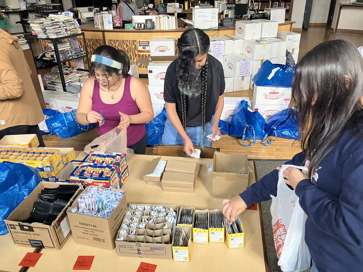 HeightsHSLib's tweet photo. Busy, busy making care packages as they do every month. So proud of these students 🙌🏼 @ghostofheights @hs_heights @HoustonISD 🐝🐝🐝🐝 https://t.co/JCnIDkNCSE