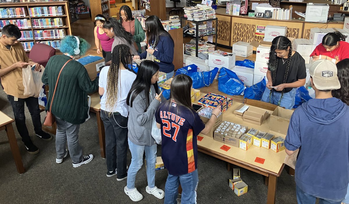 HeightsHSLib's tweet photo. Busy, busy making care packages as they do every month. So proud of these students 🙌🏼 @ghostofheights @hs_heights @HoustonISD 🐝🐝🐝🐝 https://t.co/JCnIDkNCSE