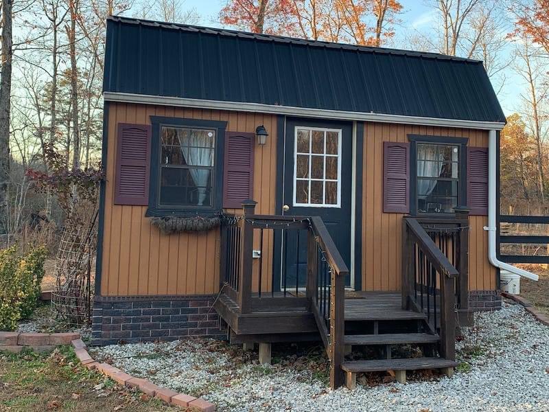 eddayogi's tweet photo. Family builds tiny house village where all 4 members have their own home. This is less than an acre of land 🌳 https://t.co/1Zin6EKAUC