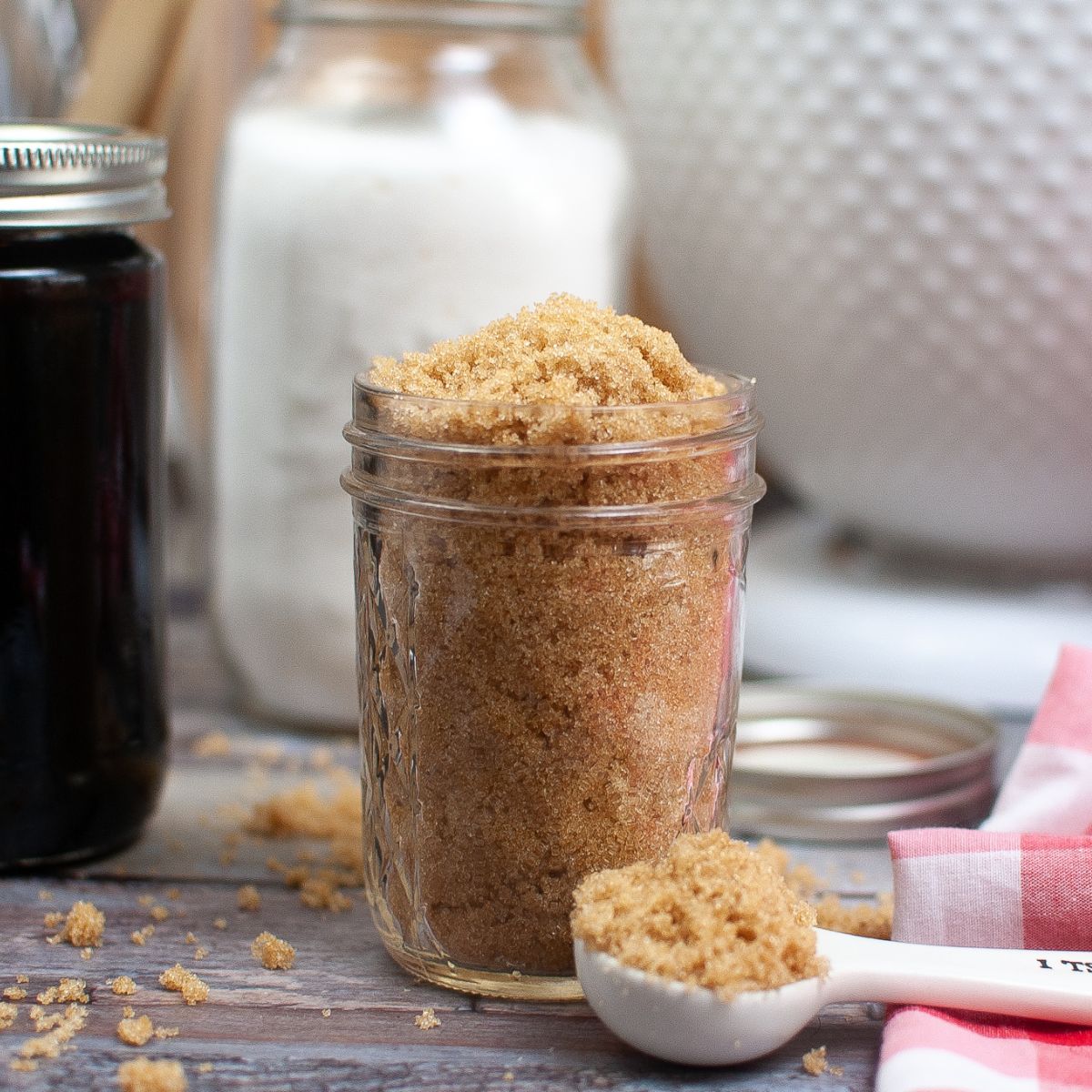 everyday_eileen's tweet photo. Homemade brown sugar is easy to make at home and quite affordable. Use just two ingredients, white sugar and molasses for a quick, easy homemade version of light brown sugar. #diyrecipe #homemadebrownsugar #howtorecipe. https://t.co/48jexAJVWW https://t.co/MZiayKmnXd