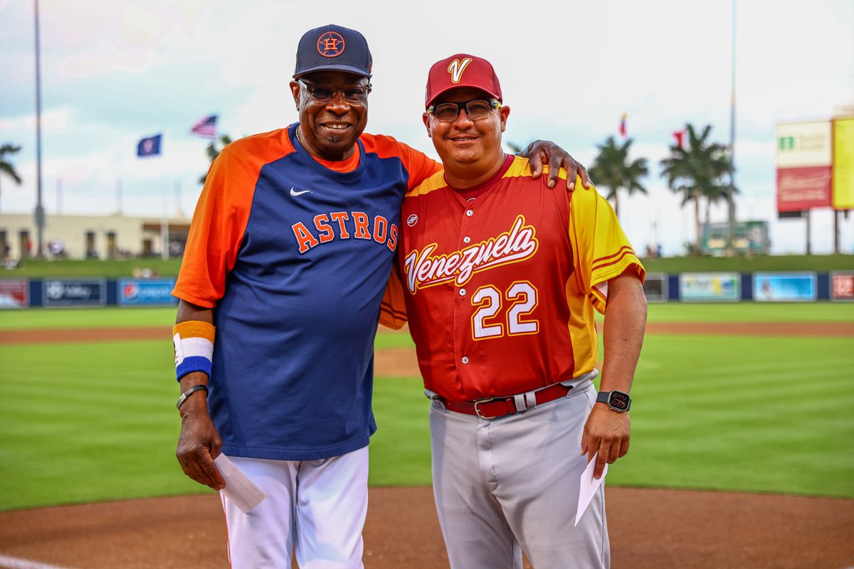 guille94's tweet photo. Omar López siempre ha profesado admiración por quien considera uno de sus mentores: Dusty Baker. Ambos comparten en los Astros, pero hoy al venezolano le tocó ganarle en el encuentro de preparación al Clásico. Una foto especial esta. Qué momentazo. Beisbol. 

📸: @TeamBeisbolVe https://t.co/dMrrbWwvwO