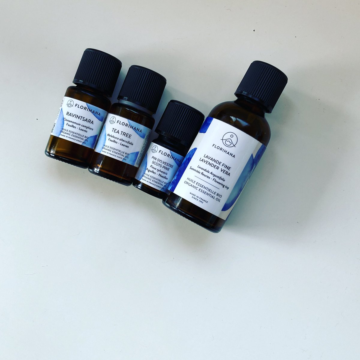 ラヴィンツァラ、ティートゥリー、パインは名前を聞くだけで呼吸がスッとする精油たち。スッとしすぎだったのでフローラル系のラベンダーを追加。