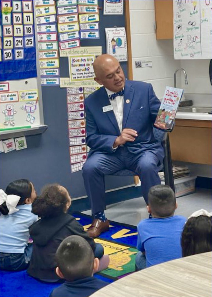 DoraDominguez01's tweet photo. ¡Muchas gracias a nuestro invitado especial! 📚@DrH_OnTheEdge Thank you to our special guest reader! My kinder class enjoyed the Read Aloud, Querido primo, to celebrate #ReadAcrossAmerica @ROOSEVELTELEMS @EISDofSA https://t.co/l2Go9ygwsI