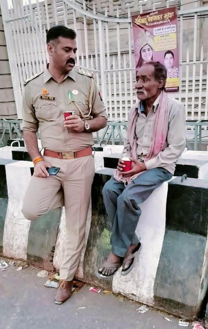 <a href="/lkopolice/">LUCKNOW POLICE</a>, <a href="/Uppolice/">UP POLICE</a> मे होली के दिन हम दो अपना दुख बाटते हुए .
