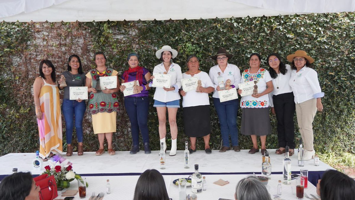 Hoy honro a grandes mezcaleras que son ejemplo que vida y de tenacidad.
El reconocimiento que les brindan <a href="/mujeres_mezcal/">Mujeres del Mezcal</a> quizá no sea suficiente, es un inicio para seguirles agradeciendo.

💜 La maestra Angélica 
💜 Lorena de <a href="/mezcalcarreno/">Mezcal Carreño</a> 
💜 la maestra Sabina