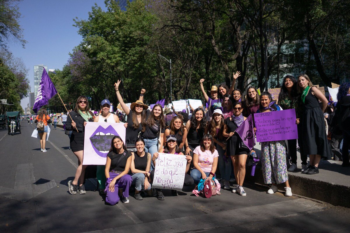 Como cada año las mujeres de @elpaismexico marchamos juntas el #8M 💜 Qué gran día compañeras